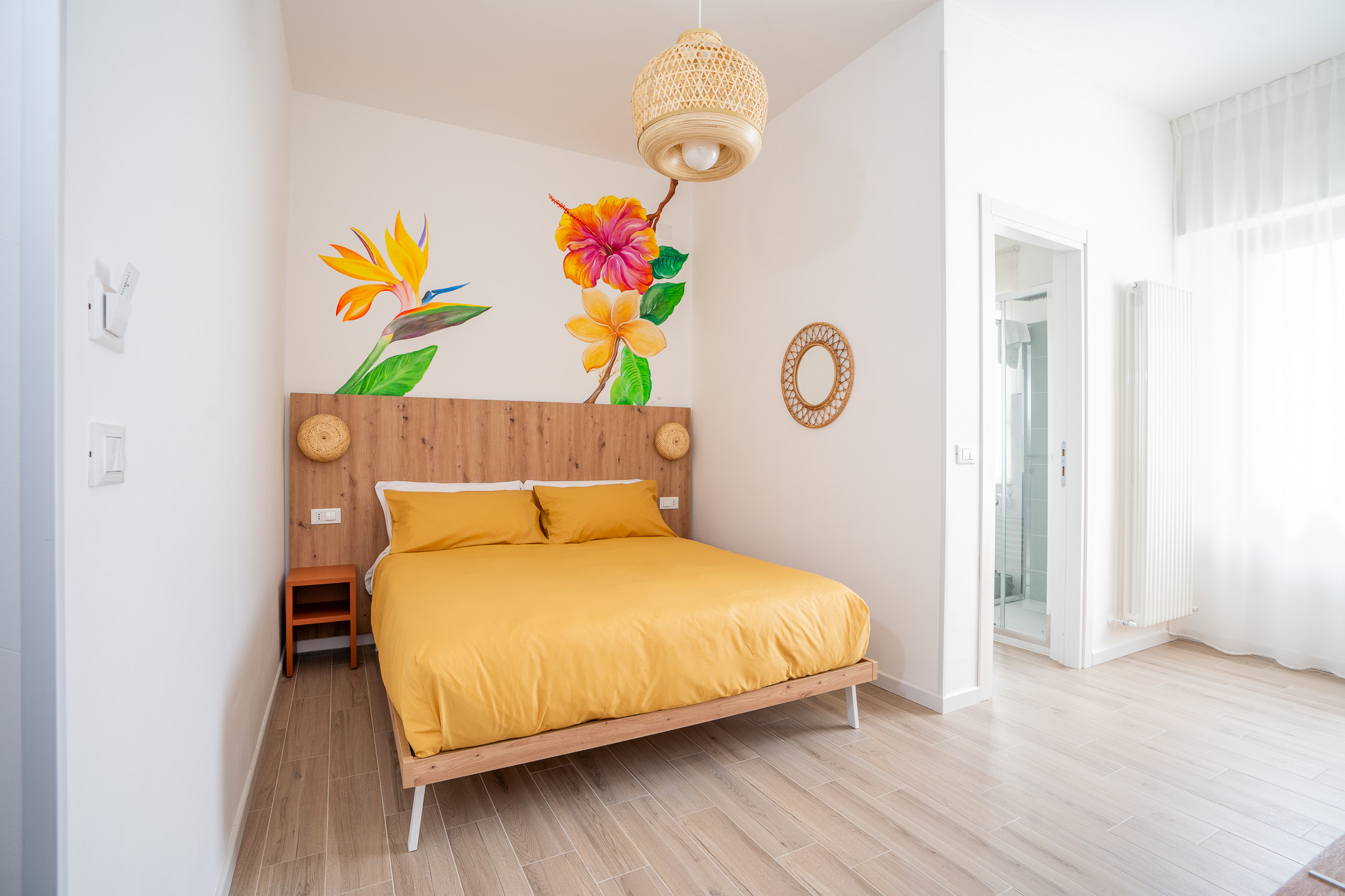 Camera Hawaii del B&B Adriatic Sunrise ad Alba Adriatica - stile tropicale con arredamenti in legno naturale