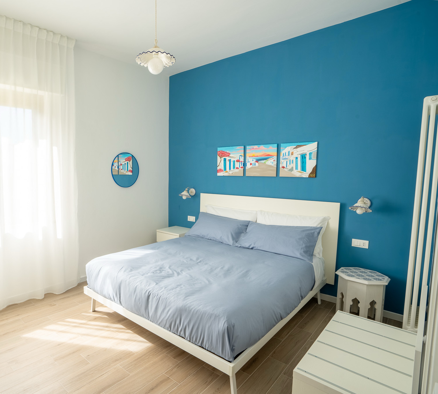 Camera Santorini del B&B Adriatic Sunrise ad Alba Adriatica - stile mediterraneo